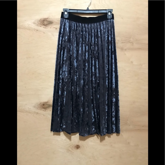 Gianni Bini woman’s dark blue velvet skirt - Picture 4 of 8
